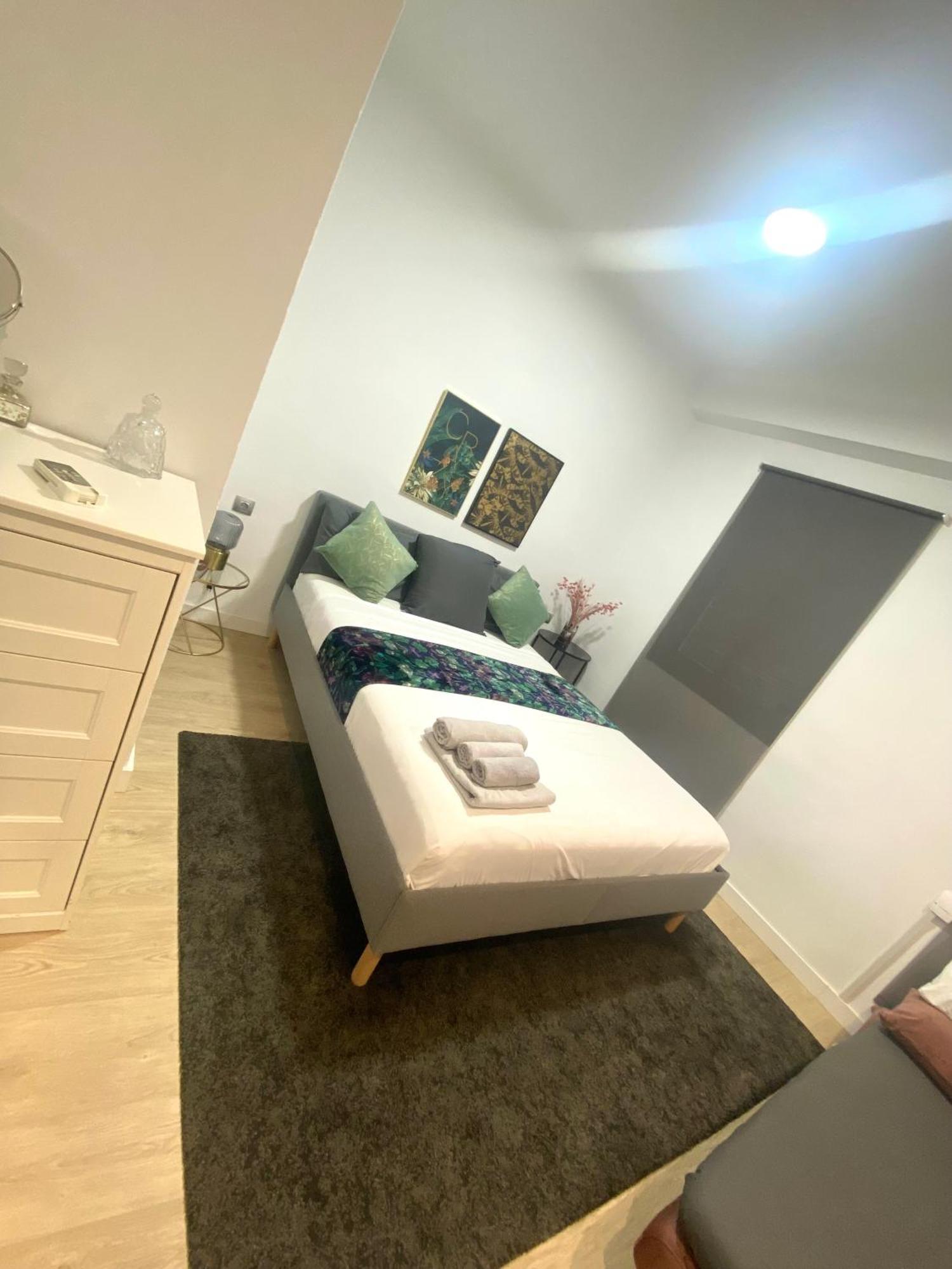 Barcelona Chic Apartments- Free Parking - 10 Min From Bcn City Centre By Metro Esterno foto
