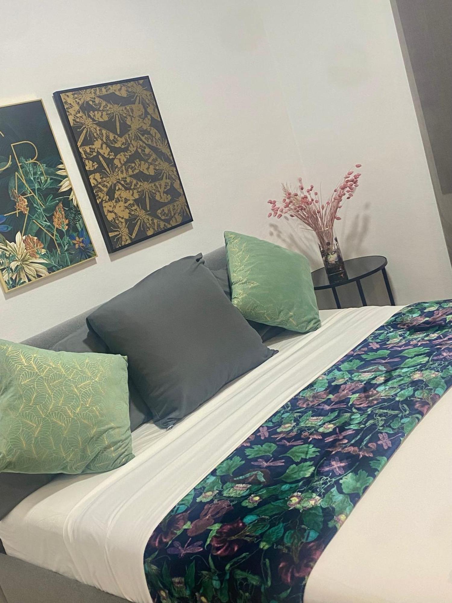Barcelona Chic Apartments- Free Parking - 10 Min From Bcn City Centre By Metro Esterno foto